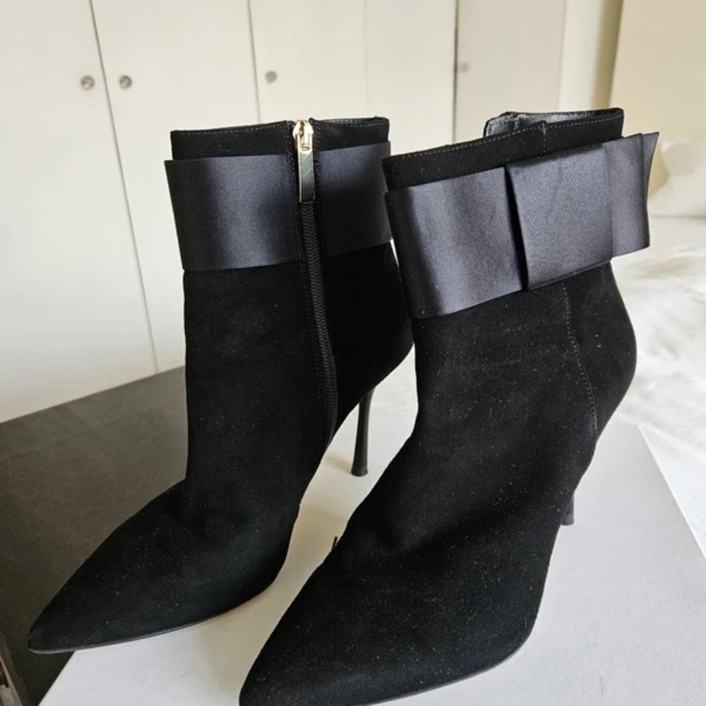 Elegant Black Heeled Boots with Satin Bow
